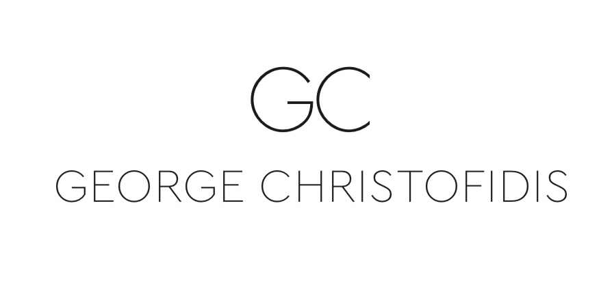 Το λογότυπο του κομμωτηρίου George Christofidis στο Γαλάτσι (πρώην U Hair) με μαύρα γράμματα σε λευκό φόντο